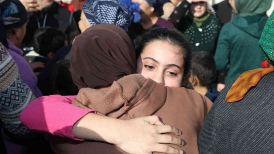 Rusya sınırından tahliye edilen ve 4 çocuğuna kavuşan Ahıska Türkü anne: 'Erdoğan babamdan Allah razı olsun'