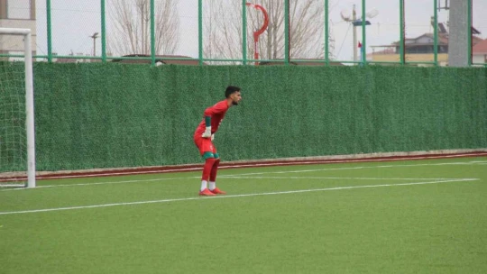 Sakatlanan kaleci, yedeği olmadığı için 65 dakika sahada kaldı