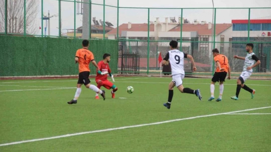 Sakatlanan kaleci, yedeği olmadığı için 65 dakika sahada kaldı