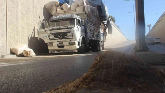 Saman yüklü kamyon alt geçide takıldı, yola savrulan çuvallar trafiği kilitledi