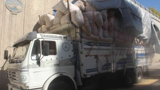 Saman yüklü kamyon alt geçide takıldı, yola savrulan çuvallar trafiği kilitledi