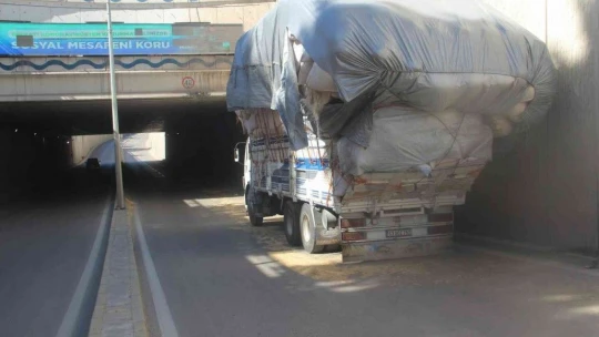 Saman yüklü kamyon alt geçide takıldı, yola savrulan çuvallar trafiği kilitledi
