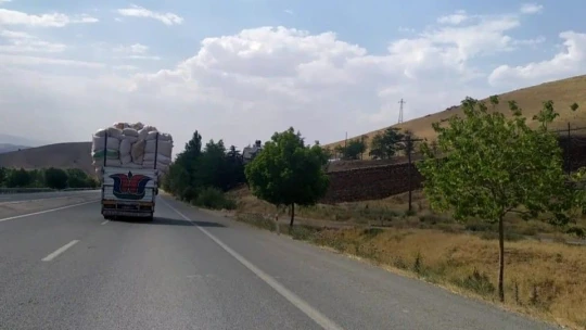 Saman yüklü kamyonlar kazalara davetiye çıkarıyor