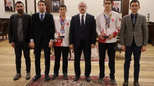 Şampiyon sporcular Vali Toraman ile bir araya geldi