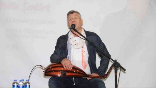 Sanatçı Metin Şentürk, üniversite öğrencilerini hem eğlendirdi hem de hayat tecrübelerini paylaştı