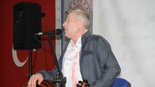 Sanatçı Metin Şentürk, üniversite öğrencilerini hem eğlendirdi hem de hayat tecrübelerini paylaştı