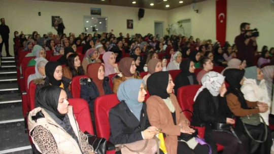 Sanatçı Metin Şentürk, üniversite öğrencilerini hem eğlendirdi hem de hayat tecrübelerini paylaştı