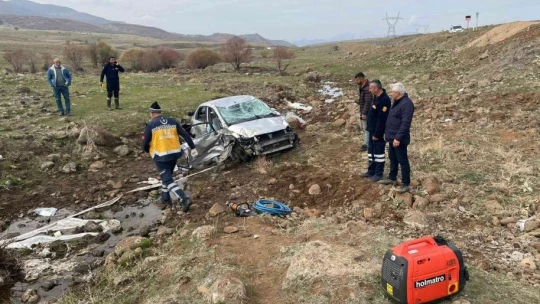 Şarampole yuvarlanan otomobil hurdaya döndü: 2 yaralı
