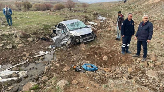 Şarampole yuvarlanan otomobil hurdaya döndü: 2 yaralı