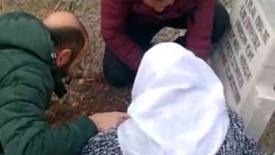 Şehit annesi, oğlunun mezarına fidan dikileceğini öğrenince gözyaşlarına hakim olamadı