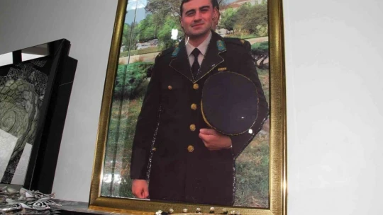Şehit oğlunun fotoğrafını yapmak için rölyef sanatına başladı