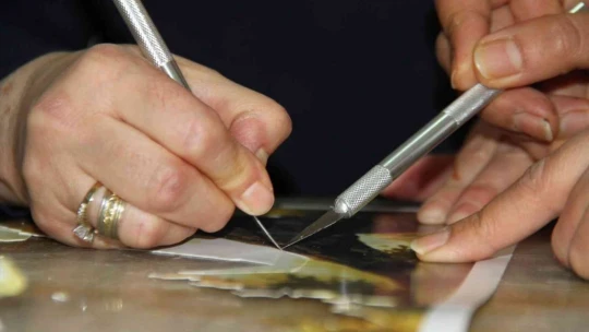Şehit oğlunun fotoğrafını yapmak için rölyef sanatına başladı