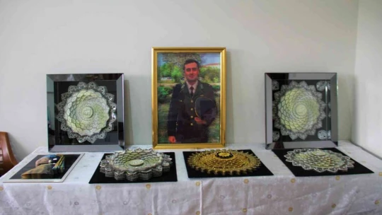 Şehit oğlunun fotoğrafını yapmak için rölyef sanatına başladı