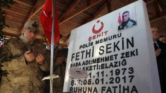 Şehit polis Fethi Sekin kabri başında anıldı