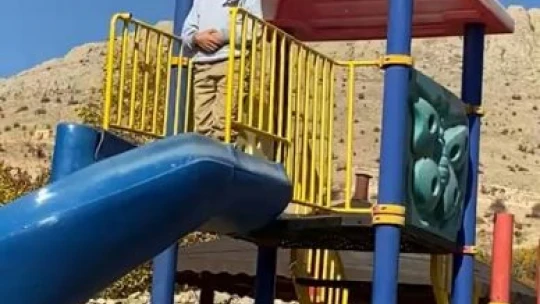 Şehit Sekin'in babasının cenaze töreninde duygulandıran an: Oyun oynamayı bırakan çocuk parkta namaz kıldı