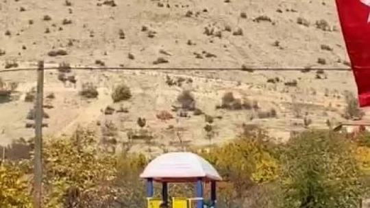 Şehit Sekin'in babasının cenaze töreninde duygulandıran an: Oyun oynamayı bırakan çocuk parkta namaz kıldı