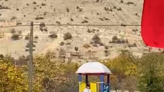 Şehit Sekin'in babasının cenaze töreninde duygulandıran an: Oyun oynamayı bırakan çocuk parkta namaz kıldı