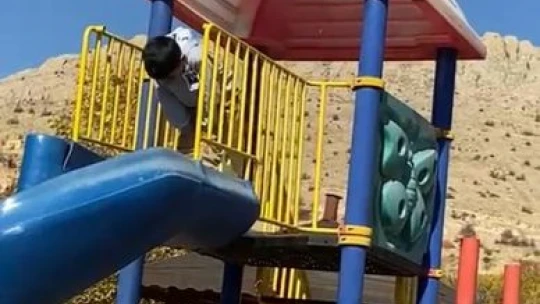 Şehit Sekin'in babasının cenaze töreninde duygulandıran an: Oyun oynamayı bırakan çocuk parkta namaz kıldı