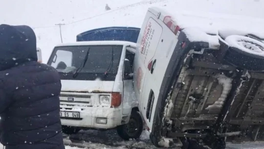 Servis aracı önce pikapla çarpıştı ardından yan yattı