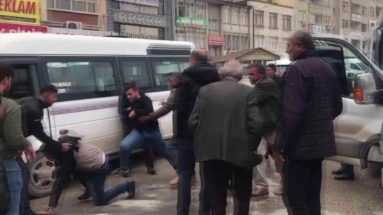 Seyir halindeyken başlayan tartışma durakta kavgaya dönüştü
