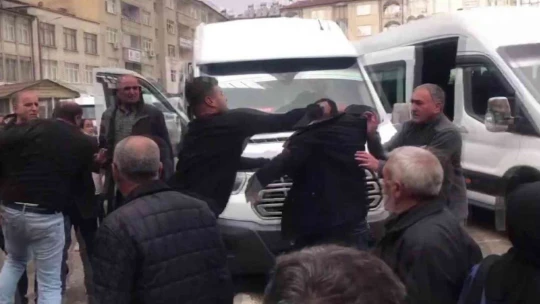 Seyir halindeyken başlayan tartışma durakta kavgaya dönüştü