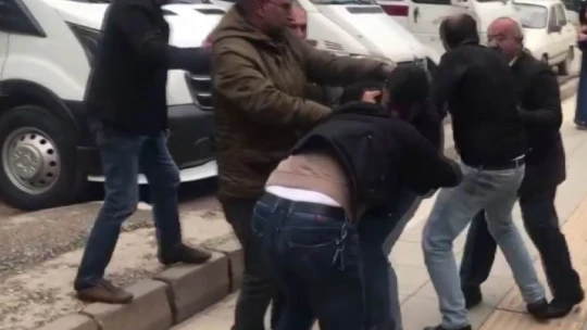 Seyir halindeyken başlayan tartışma durakta kavgaya dönüştü