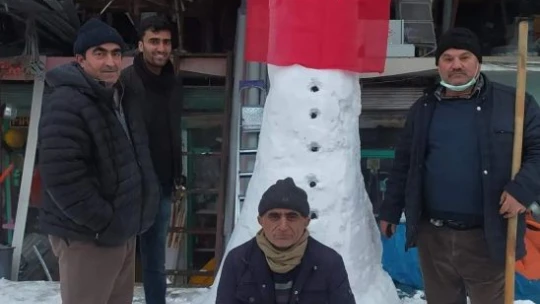 Sezonun dev kardan adamı Elazığ'da: Yaklaşık 4 metre uzunluğunda