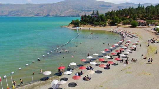 Sıcaklar arttı, vatandaşlar doğunun gizli denizi Hazar'a akın etti