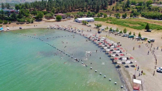 Sıcaklar arttı, vatandaşlar doğunun gizli denizi Hazar'a akın etti
