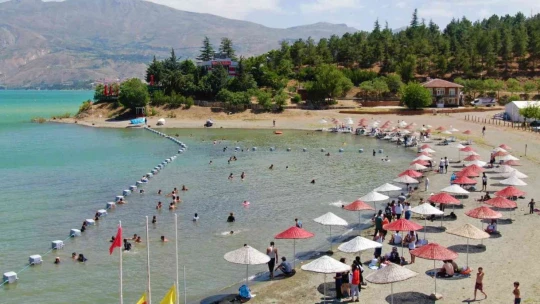 Sıcaklar arttı, vatandaşlar doğunun gizli denizi Hazar'a akın etti