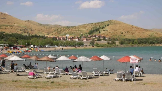 Sıcaklar arttı, vatandaşlar doğunun gizli denizi Hazar'a akın etti