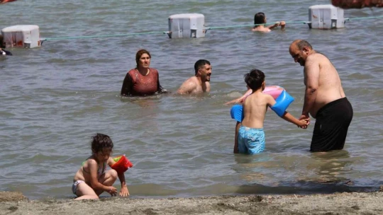 Sıcaklar arttı, vatandaşlar doğunun gizli denizi Hazar'a akın etti