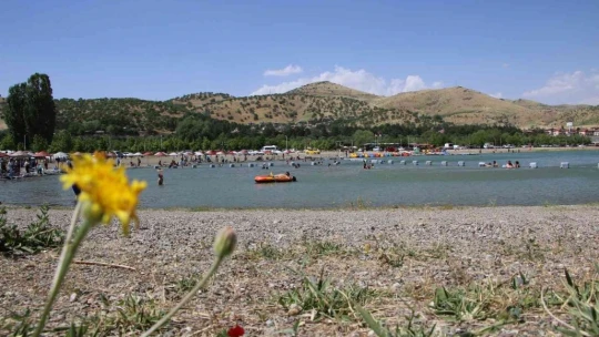 Sıcaklar arttı, vatandaşlar doğunun gizli denizi Hazar'a akın etti