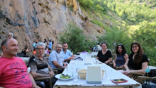 Sıcaktan bunalan vatandaşlar, efsaneye konu olan şelalede serinliyor