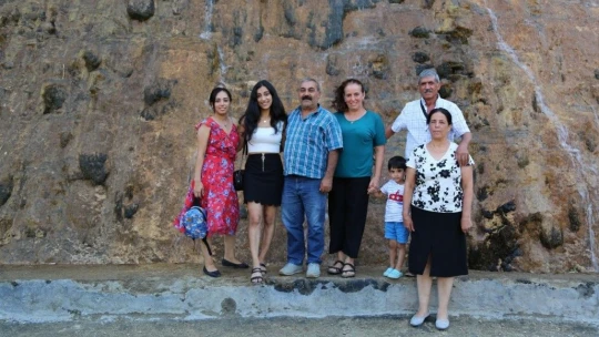 Sıcaktan bunalan vatandaşlar, efsaneye konu olan şelalede serinliyor