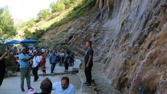 Sıcaktan bunalan vatandaşlar, efsaneye konu olan şelalede serinliyor