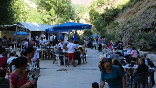 Sıcaktan bunalan vatandaşlar, efsaneye konu olan şelalede serinliyor