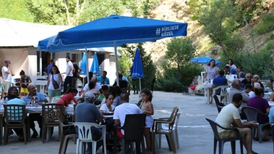 Sıcaktan bunalan vatandaşlar, efsaneye konu olan şelalede serinliyor