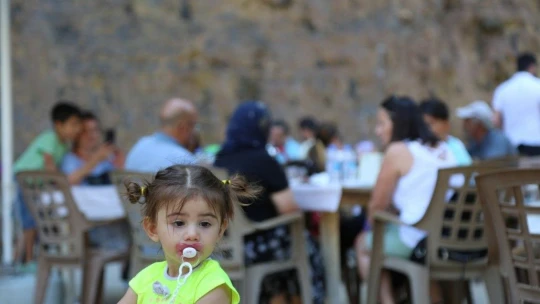 Sıcaktan bunalan vatandaşlar, efsaneye konu olan şelalede serinliyor