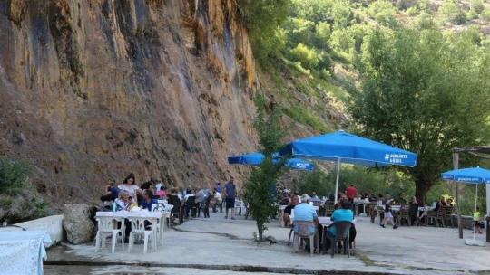 Sıcaktan bunalan vatandaşlar, efsaneye konu olan şelalede serinliyor