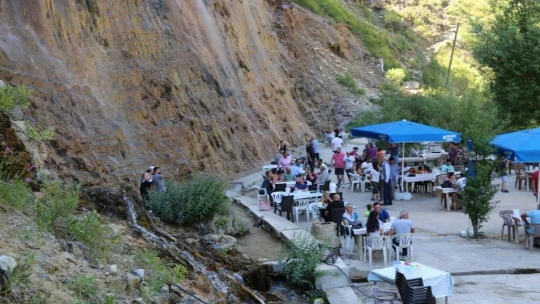 Sıcaktan bunalan vatandaşlar, efsaneye konu olan şelalede serinliyor
