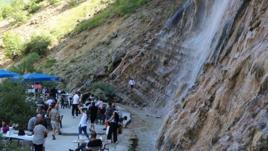Sıcaktan bunalan vatandaşlar, efsaneye konu olan şelalede serinliyor