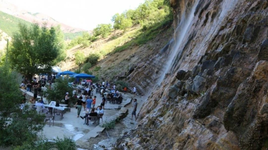 Sıcaktan bunalan vatandaşlar, efsaneye konu olan şelalede serinliyor