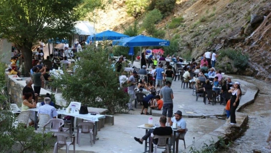 Sıcaktan bunalan vatandaşlar, efsaneye konu olan şelalede serinliyor
