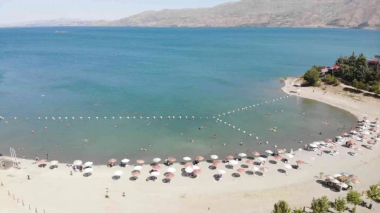 Sıcaktan bunalanlar Hazar Gölü'ne akın etti, plajlar Ege ve Akdeniz'i aratmadı