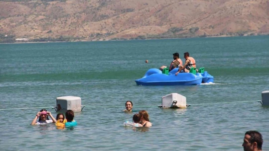 Sıcaktan bunalanlar Hazar Gölü'ne akın etti, plajlar Ege ve Akdeniz'i aratmadı