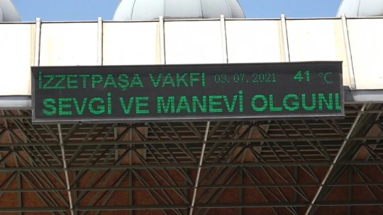 Sıcaktan korunmak İsteyen Vatandaştan İlginç Yöntem: Kafasının Üstünde Koltukla Yürüdü