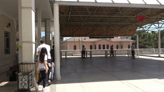 Sıcaktan korunmak İsteyen Vatandaştan İlginç Yöntem: Kafasının Üstünde Koltukla Yürüdü