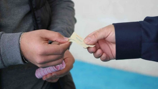 Sigarayı bıraktı, 4 yılda topladığı 38 bin lirayı öğrencilere harcadı