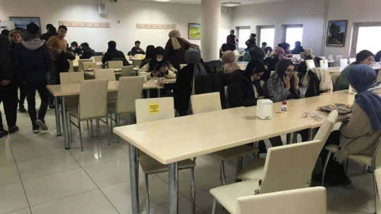 Sigarayı bıraktı, topladığı parayla 4 bin 500 öğrenciye yemek fişi dağıttı